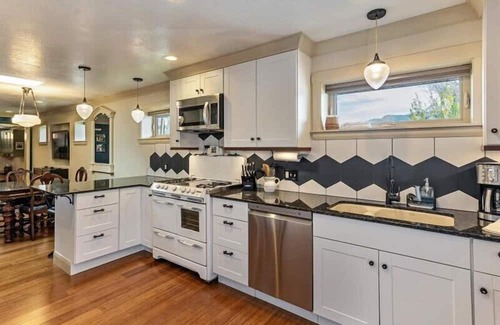 Liberty Wells House | Aviary, Park and PickleBall Close By