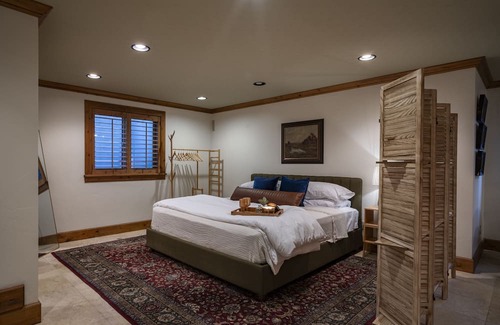 Layton Apartment | City Comfort, Outdoor Discovery. Features a gourmet kitchen and private garage.