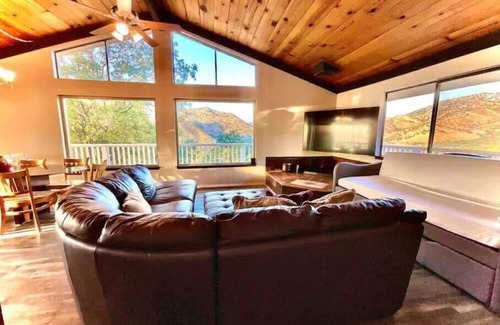 Three Rivers House | Spacious Sequoia Park Retreat, Top Floor.