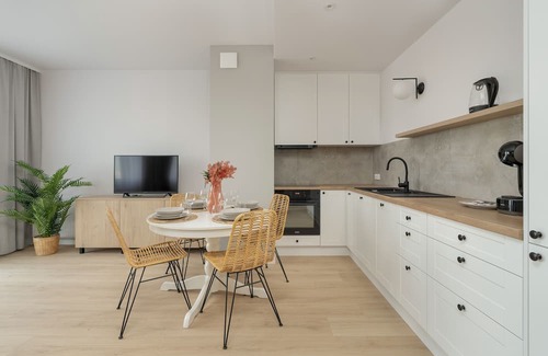 Jezyce Apartment | Elegant Apartment in Poznan by Renters