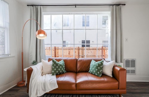 Willmore Apartment | NEW Mid Term Rental: Backyard & Deck, Beautiful garden, Parking Garage, Pets Ok