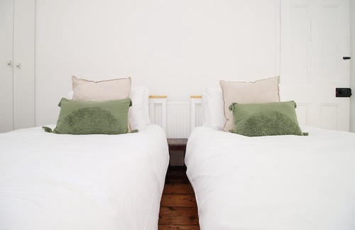 Roath House | Charming Retreat on Lily Street