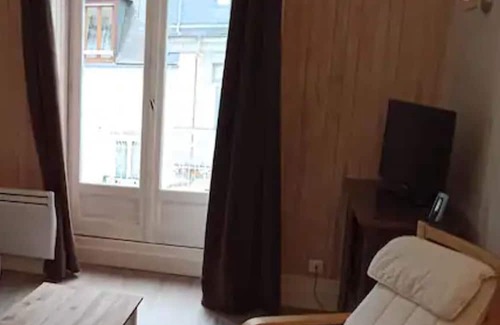 Cauterets Apartment | Apartment 'Grand Studio Cauterets' with Mountain View and Balcony