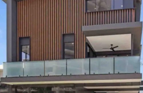 Surfers Paradise Villa | Classy paradise executive residence