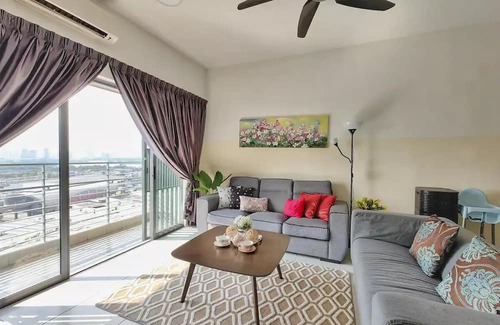 Puchong Apartment | Sunset view Apt perfect for Biz/Family @ SetiaWalkn