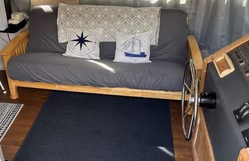 Gulf Breeze Boat Rental | Delightful 1-bedroom houseboat with free parking.