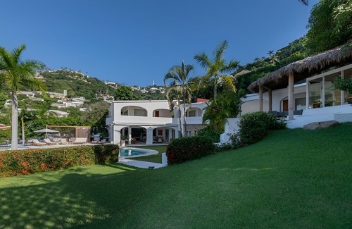 Las Brisas House | Spectacular Bay-View Home on Two Levels, with Full Service plus Private Chef