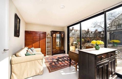 East Finchley House | 1 Bedroom House in Charming Barnet Neighborhood