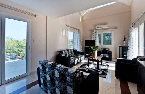 Kyrenia Villa | House with Shared Pool and Terrace 9 min to Beach