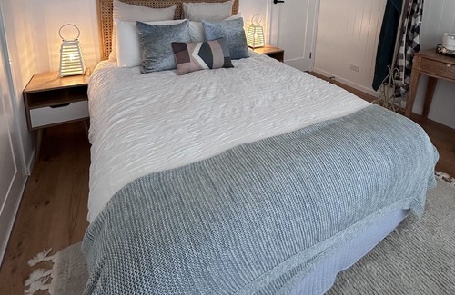 Catherine Hill Bay Apartment | Blue Moon Getaway, cozy, relaxing... stones throw from the beach and the lake