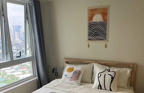 Pasig Condo | City & River View Retreat: Ideal for Meditation