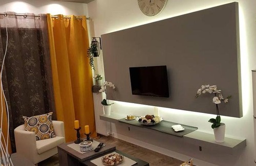 Aigaleo Apartment | 'Golden Aurora' Apartment With Elegant Style