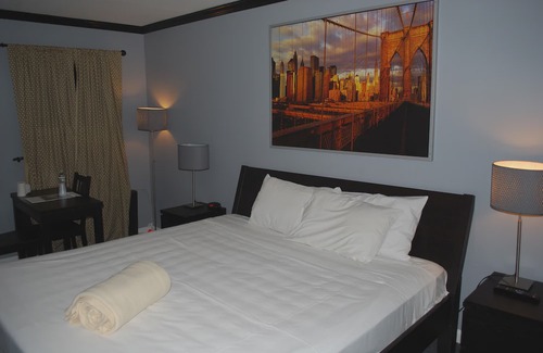 White Plains Hotel | Central Motel Courtyard