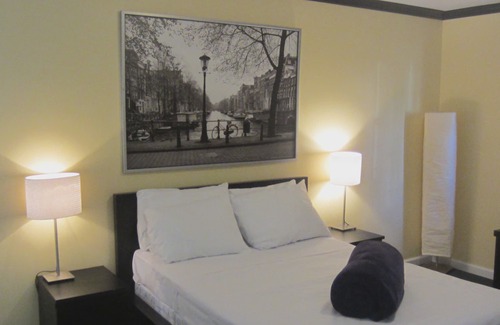 White Plains Hotel | Central Motel Courtyard