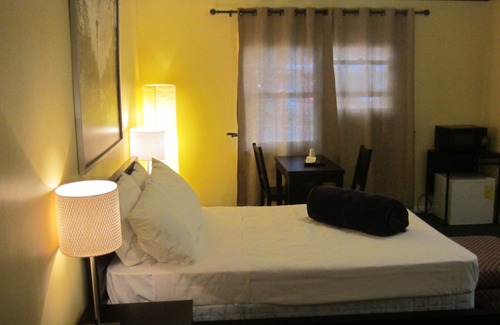 White Plains Hotel | Central Motel Courtyard