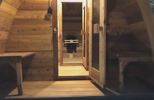 Oss Villa | 60 m2 luxury apartment with double jacuzzi and private Finnish sauna, in villa