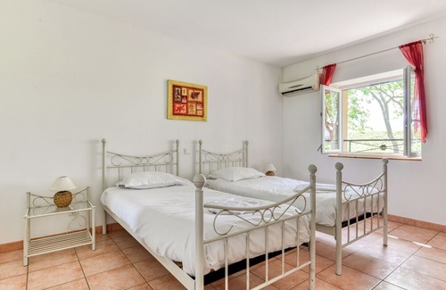 Fabrezan House | Character gite with swimming pool, surrounded by vineyards, 30 min drive from the Mediterranean