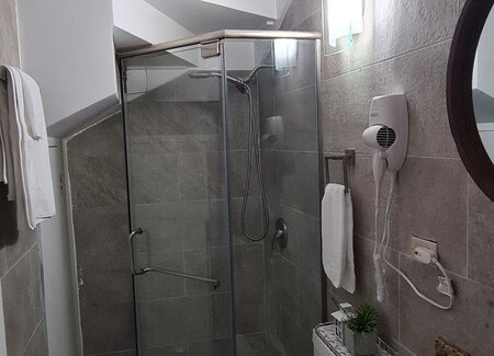 Mango Walk Apartment | Newly remodeled unit in gated complex.