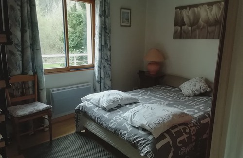 Plouigneau House | 10 mins from the beach and on the banks of a river, Country property