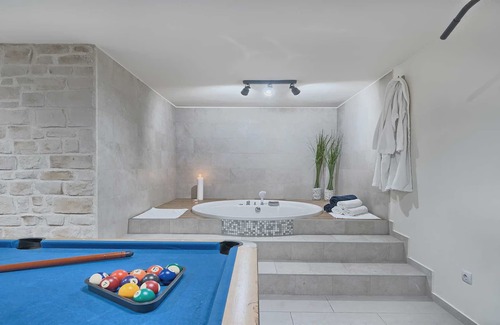 Pitve Villa | Villa Luxoria - for 10 guests with 4 bedrooms, a private pool and a spa
