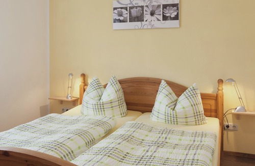 Weißig Apartment | Modern Apartment in Weissig Saxony With Garden