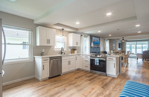 Drayton Plains Cottage | Your own beach front oasis on a all sports private lake!