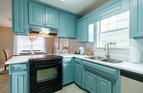 Valdosta House | Charming Bungalow- Sleeps 8, Close to Moody AFB/Freedom Park & Pet Friendly!
