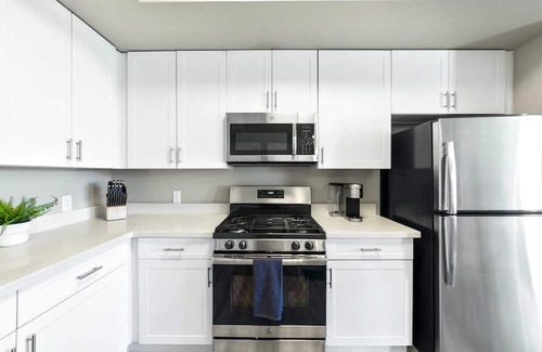 Sparks Apartment | Chic Apt. w/Jacuzzi, Pool, BBQ, & Mountain Views
