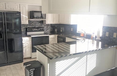 North Arlington House | Traveler's Paradise Spacious Comfortable Functional.