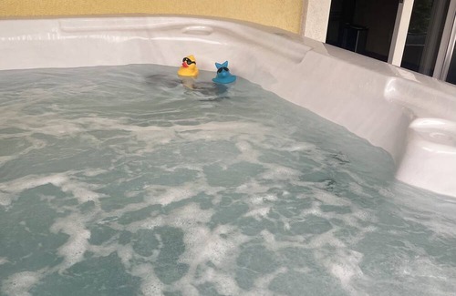 Rutland House | Private suite with Hot Tub-near airport & downtown Kelowna
