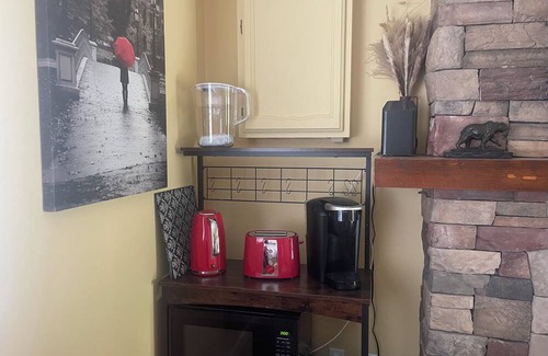 Rutland House | Private suite with Hot Tub-near airport & downtown Kelowna