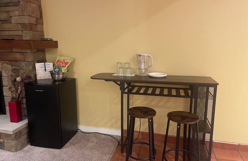 Rutland House | Private suite with Hot Tub-near airport & downtown Kelowna