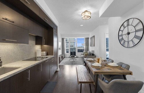 Willowdale Hotel | Luxury 2BR - Pool/Gym/Sauna - 1 min to Subway