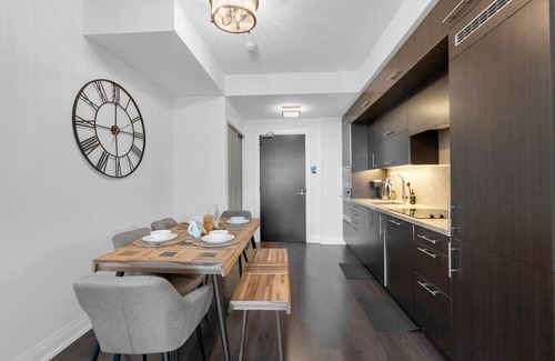 Willowdale Hotel | Luxury 2BR - Pool/Gym/Sauna - 1 min to Subway