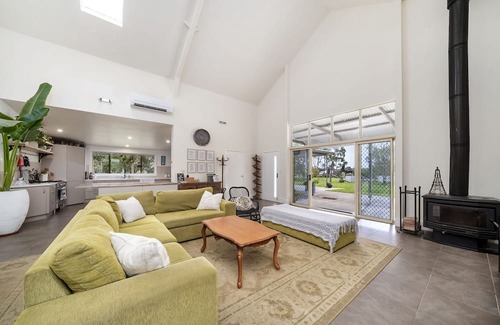 Fullerton Cove House | Willow Barn on 9 acres - Huge Swim Spa - Country Escape for Families and Groups