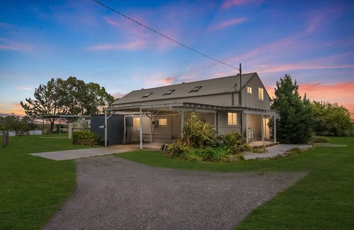 Fullerton Cove House | Willow Barn on 9 acres - Huge Swim Spa - Country Escape for Families and Groups