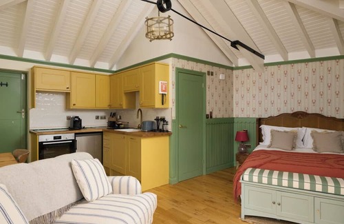 Salcombe Cabin | Luxury Waterfront Boathouse with Hot Tub, Private Garden & Alfresco Kitchen
