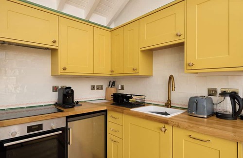 Salcombe Cabin | Luxury Waterfront Boathouse with Hot Tub, Private Garden & Alfresco Kitchen