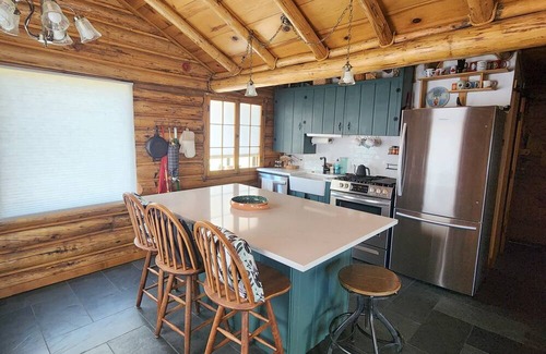 Bailey Cabin | Magpie Perchn3-bedroom cabin with mountain views in Bailey, Colorado