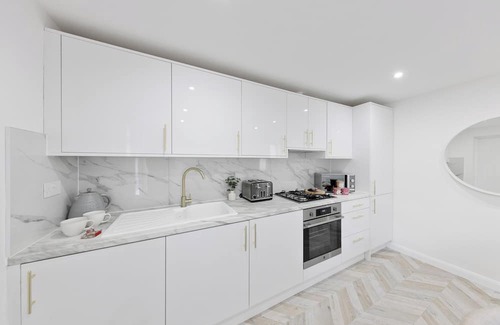 London Borough of Bromley Cottage | Enjoyable Cornerstone cottage with AC in charming Orpington. Sleeps 7 people