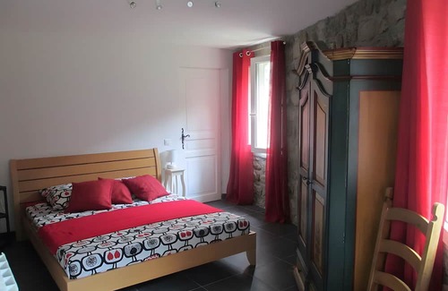 Saint-Julien-Labrousse Bed & Breakfast | Guest Room 'Room 3 – Coquelicot' with Shared Pool, Communal Terrace and Wi-Fi