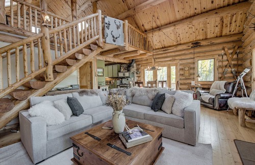 Michigan Hill Cabin | Alpine Vista Chalet - Authentic Log Cabin - Sauna