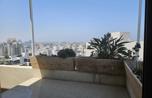 Holon Apartment | Spacious & Luxurious 5BR in Holon w/AC, Wi-Fi, Veranda, Parking, Near Tel Aviv