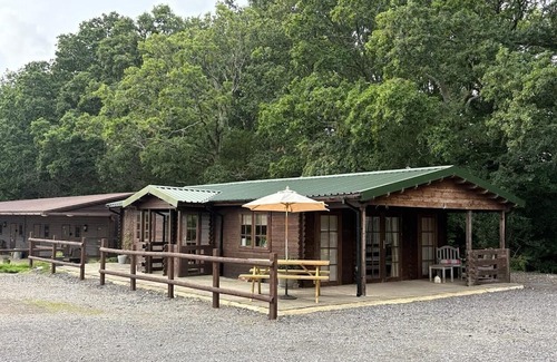Waterlooville Cabin | Rustic Log Cabin Hideaway – Romantic Couples’ Retreat in South Downs