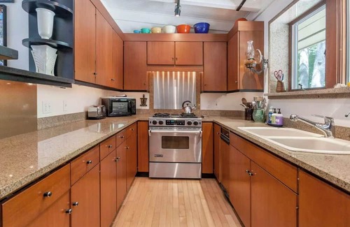 Covert House | Charming Mid - Century home in the lovely Palisades Park gated community.
