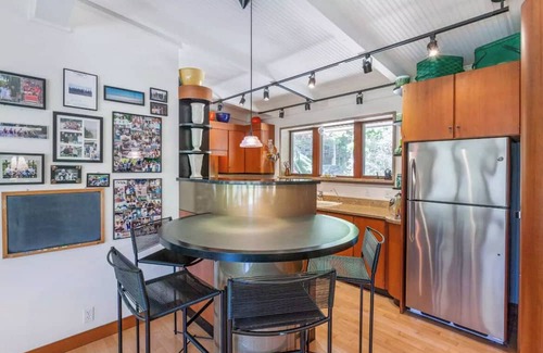 Covert House | Charming Mid - Century home in the lovely Palisades Park gated community.