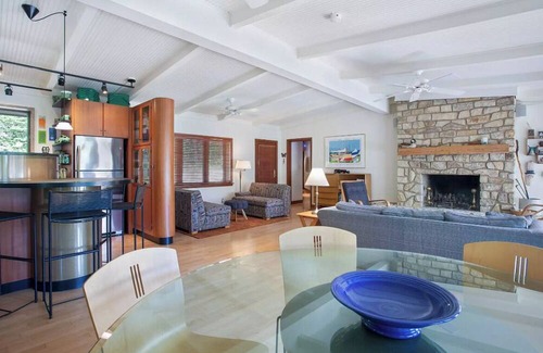 Covert House | Charming Mid - Century home in the lovely Palisades Park gated community.