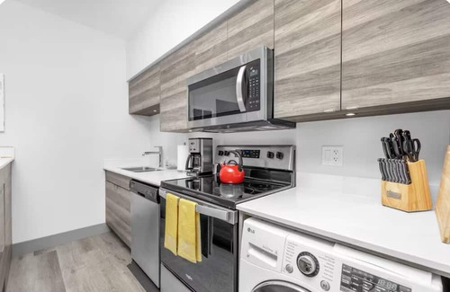 Vernon Resort | Lakeview King Studio Suite with Full Kitchen – $2,000/Month Rental in Vernon, BC