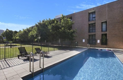 Randwick Apartment | Sunlit & Peaceful Contemporary Apartment
