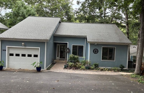 Locust Grove House | Beautiful, quiet lakefront property at Lake of the Woods, Virginia